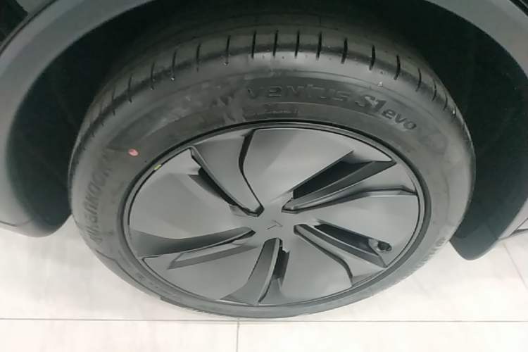 Used Tesla Model Y 2026 Long-Range All-Wheel-Drive Model Right Rear Wheel Hub