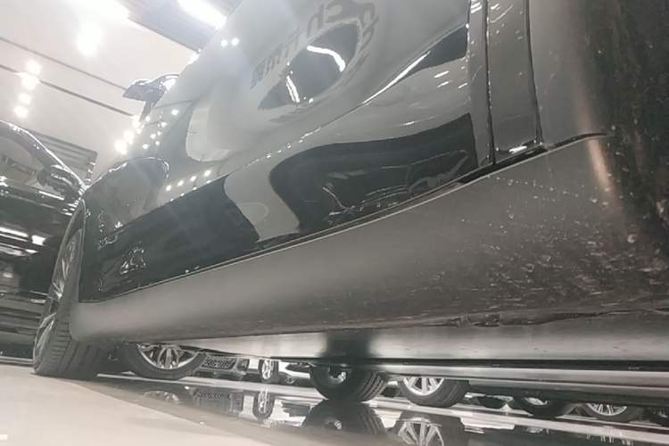 Used Tesla Model Y 2026 Long-Range All-Wheel-Drive Model Right Side Sill