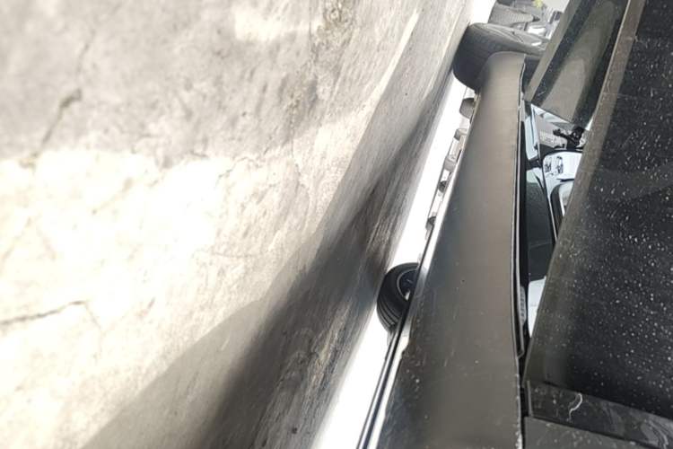 Used Tesla Model Y 2026 Long-Range All-Wheel-Drive Model Right Side Sill