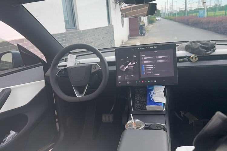 Used Tesla Model Y 2026 Rear-Drive Model Interior 5