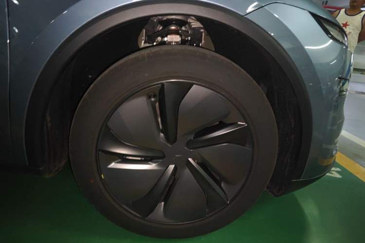 Used Tesla Model Y 2026 Rear-Drive Model Right Front Wheel Hub