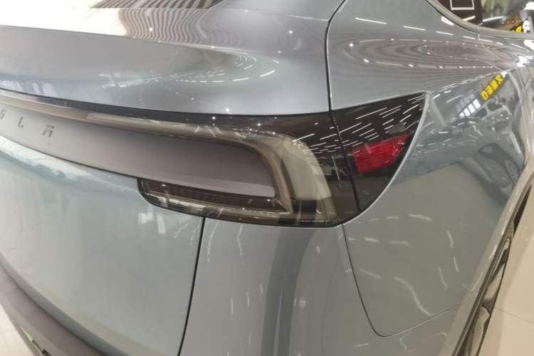 Used Tesla Model Y 2026 Rear-Drive Model Right Rear Taillight