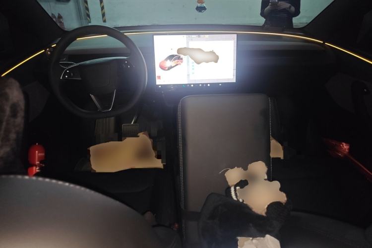 Used Tesla Model Y 2026 Rear-Drive Model Center Console