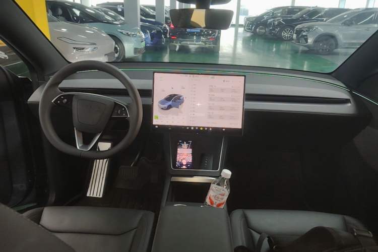Used Tesla Model Y 2026 Rear-Drive Model Center Console