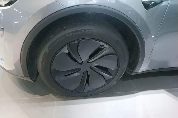 Used Tesla Model Y 2026 Facelifted Long-Range Rear-Drive Model Exterior 4