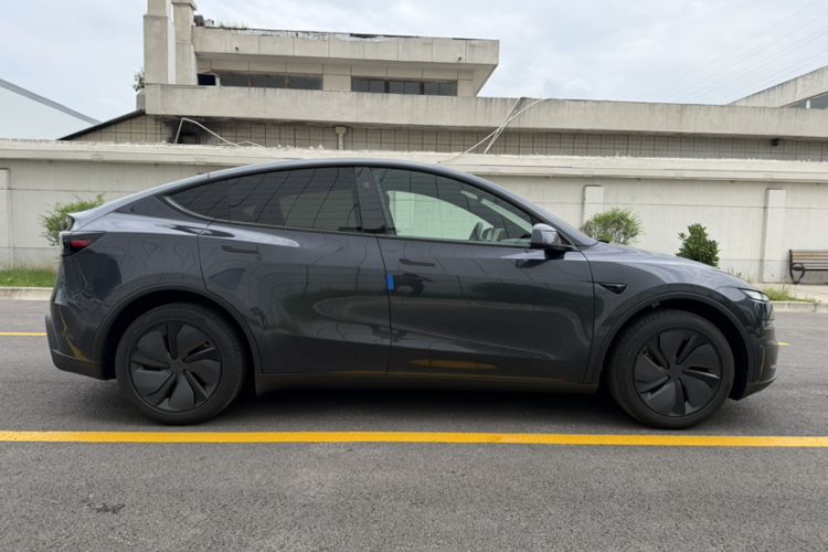 Used Tesla Model Y 2026 Facelifted Long-Range Rear-Drive Model Exterior 4