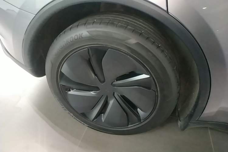 Used Tesla Model Y 2026 Facelifted Long-Range Rear-Drive Model Exterior 5