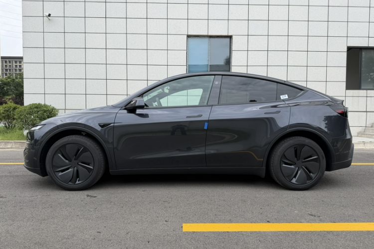 Used Tesla Model Y 2026 Facelifted Long-Range Rear-Drive Model Exterior 6