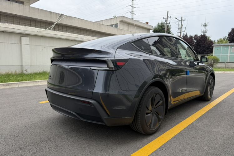 Used Tesla Model Y 2026 Facelifted Long-Range Rear-Drive Model Exterior 9