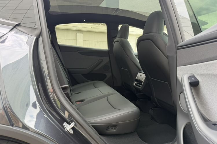 Used Tesla Model Y 2026 Facelifted Long-Range Rear-Drive Model Interior 12