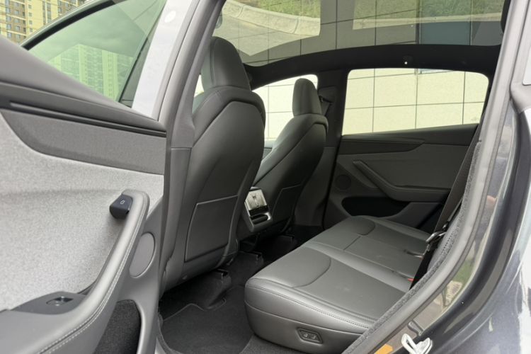 Used Tesla Model Y 2026 Facelifted Long-Range Rear-Drive Model Interior 3