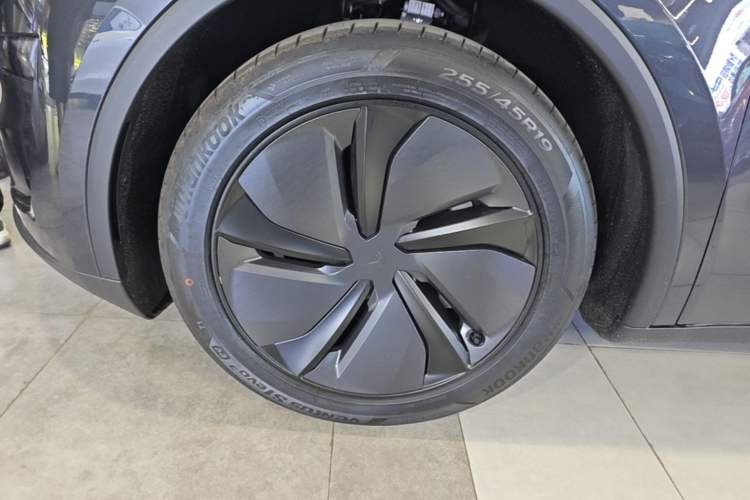Used Tesla Model Y 2026 Long-Range All-Wheel-Drive Model Left Front Wheel Hub