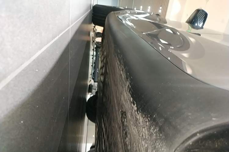 Used Tesla Model Y 2026 Facelifted Long-Range Rear-Drive Model Left Side Sill