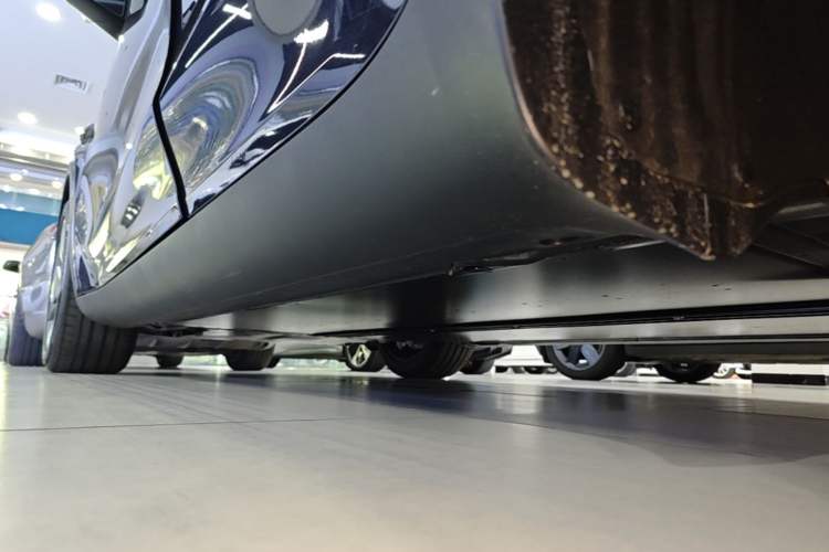 Used Tesla Model Y 2026 Long-Range All-Wheel-Drive Model Left Side Sill