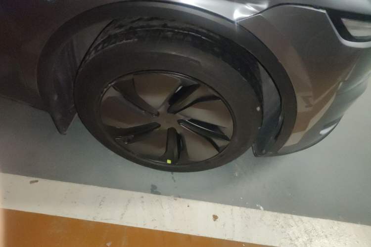 Used Tesla Model Y 2026 Model Long-Range Rear-Wheel-Drive Version Right Front Wheel Hub
