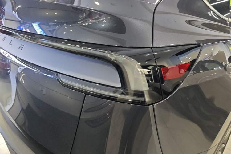 Used Tesla Model Y 2026 Long-Range All-Wheel-Drive Model Right Rear Taillight