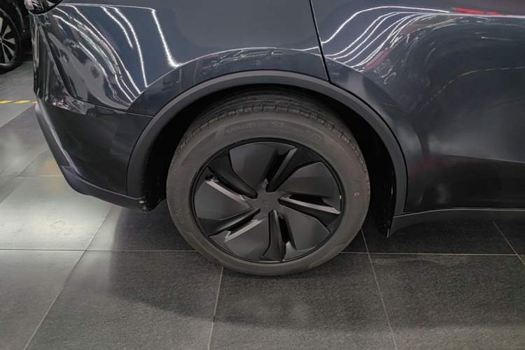 Used Tesla Model Y 2026 Long-Range All-Wheel-Drive Model Right Rear Wheel Hub