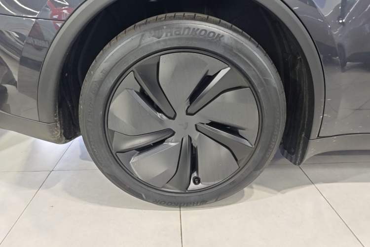 Used Tesla Model Y 2026 Long-Range All-Wheel-Drive Model Right Rear Wheel Hub