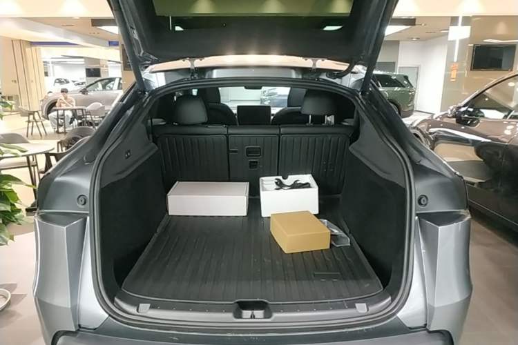 Used Tesla Model Y 2026 Facelifted Long-Range Rear-Drive Model Trunk