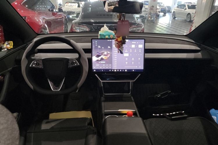 Used Tesla Model Y 2026 Rear-Drive Model Center Console