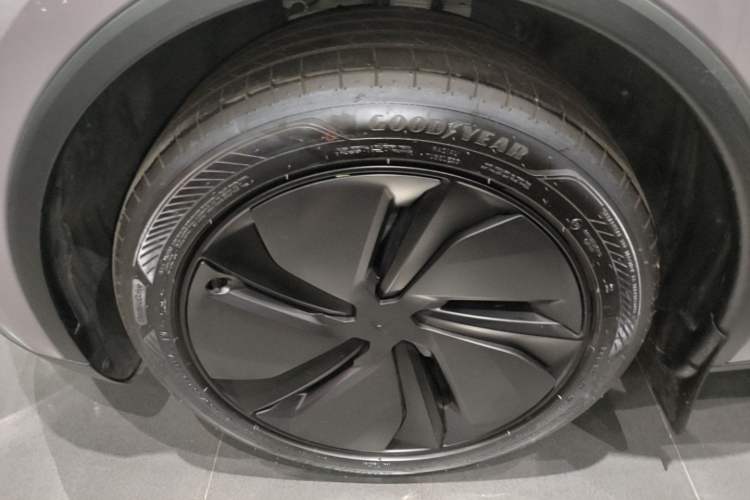 Used Tesla Model Y 2026 Rear-Drive Model Left Front Wheel Hub