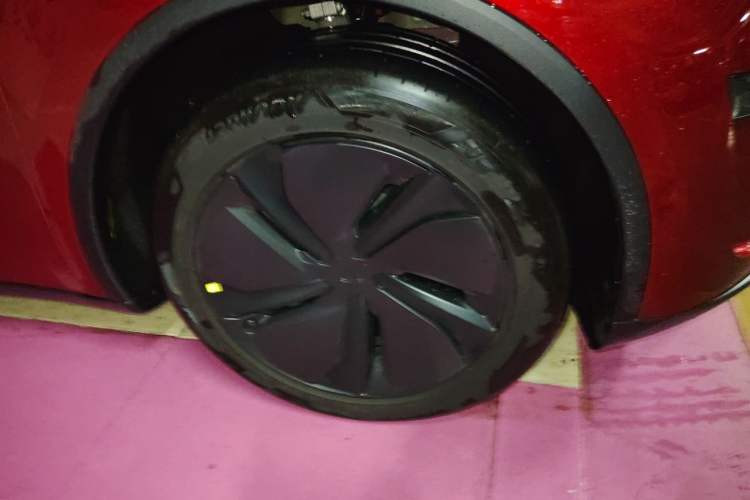 Used Tesla Model Y 2026 Model Long-Range Rear-Wheel-Drive Version Right Front Wheel Hub