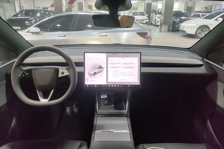 Used Tesla Model Y 2026 Rear-Drive Model Center Console