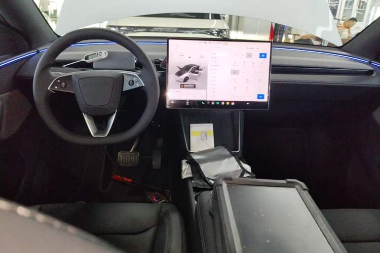 Used Tesla Model Y 2026 Facelifted Long-Range Rear-Drive Model Center Console