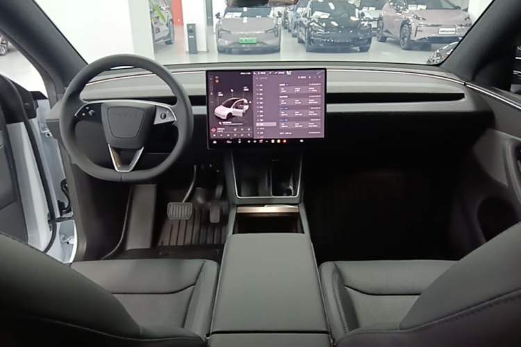 Used Tesla Model Y 2026 Rear-Drive Model Center Console