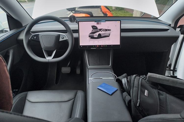 Used Tesla Model Y 2026 Model Long-Range Rear-Wheel-Drive Version Center Console