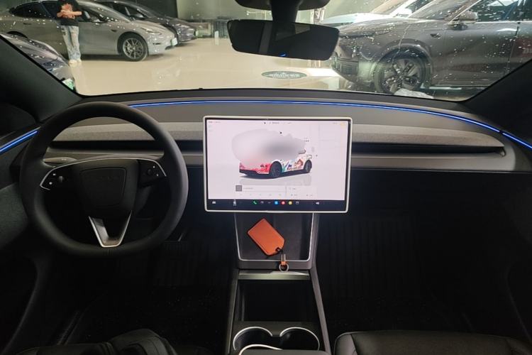 Used Tesla Model Y 2026 Rear-Drive Model Center Console