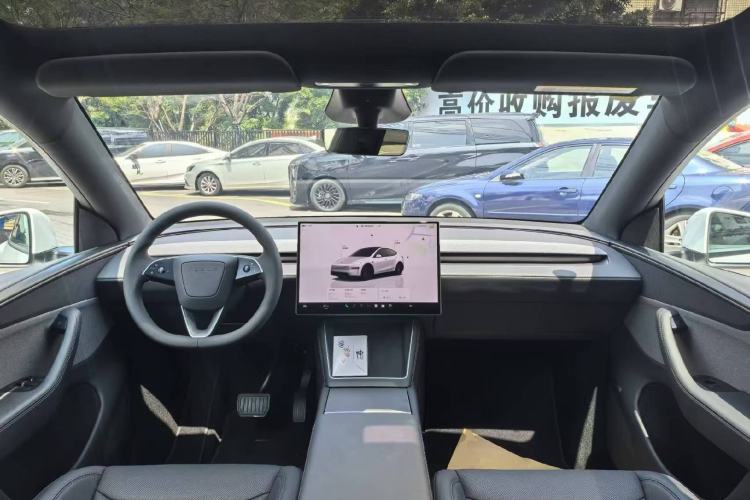 Used Tesla Model Y 2026 Rear-Drive Model Center Console