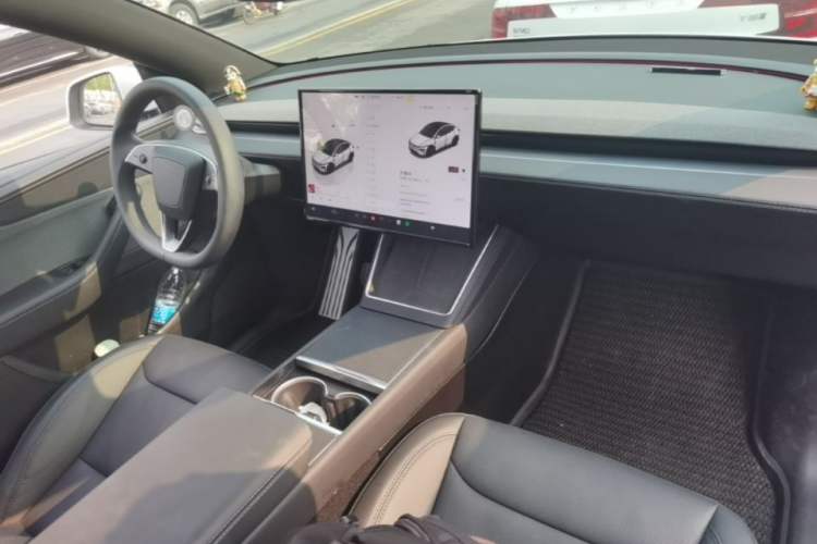 Used Tesla Model Y 2026 Rear-Drive Model Center Console