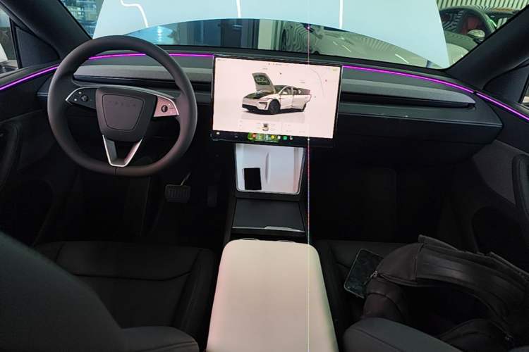 Used Tesla Model Y 2026 Facelifted Long-Range Rear-Drive Model Center Console