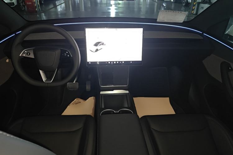 Used Tesla Model Y 2026 Rear-Drive Model Center Console