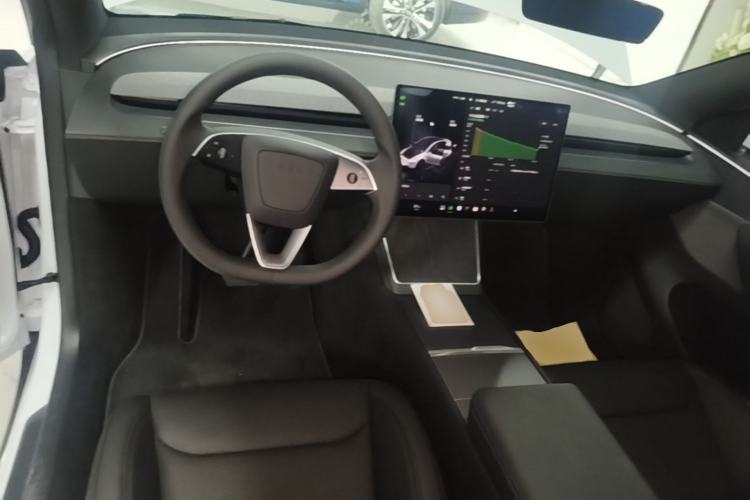 Used Tesla Model Y 2026 Rear-Drive Model Center Console