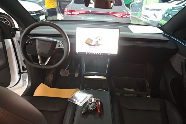 Used Tesla Model Y 2026 Model Long-Range Rear-Wheel-Drive Version Center Console