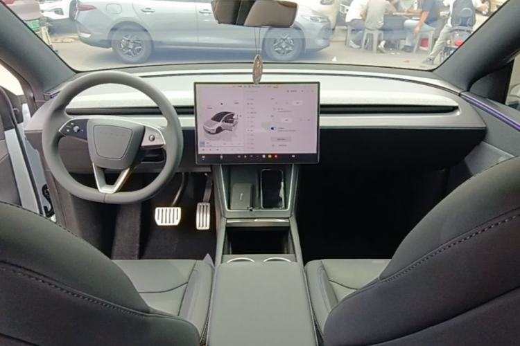 Used Tesla Model Y 2026 Facelifted Long-Range Rear-Drive Model Center Console