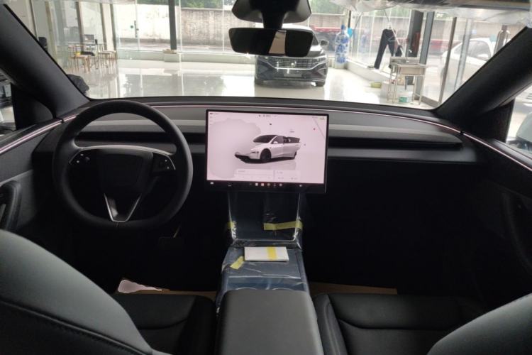 Used Tesla Model Y 2026 Rear-Drive Model Center Console