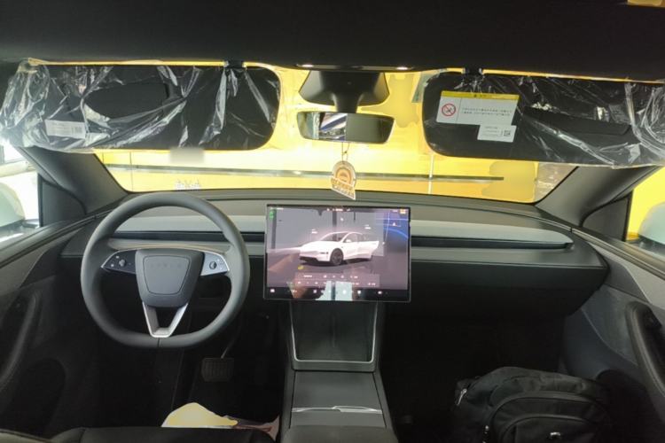 Used Tesla Model Y 2026 Long-Range All-Wheel-Drive Model Center Console
