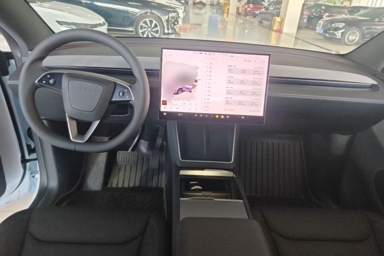 Used Tesla Model Y 2026 Rear-Drive Model Center Console