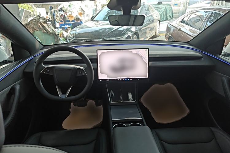 Used Tesla Model Y 2026 Rear-Drive Model Center Console
