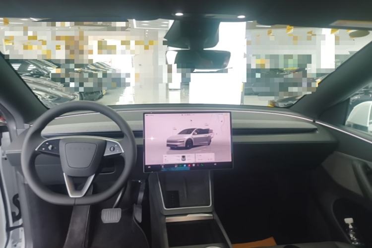 Used Tesla Model Y 2026 Rear-Drive Model Center Console