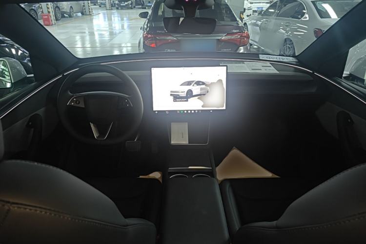 Used Tesla Model Y 2026 Rear-Drive Model Center Console