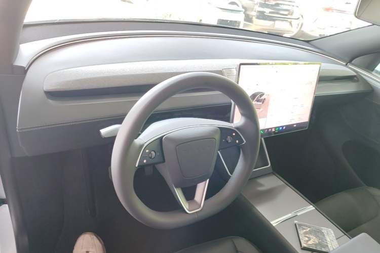 Used Tesla Model Y 2026 Long-Range All-Wheel-Drive Model Center Console