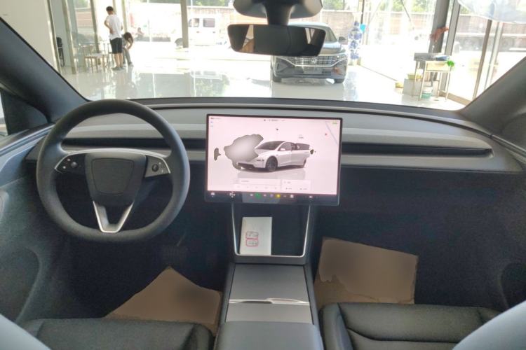 Used Tesla Model Y 2026 Long-Range All-Wheel-Drive Model Center Console