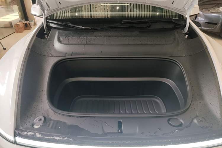 Used Tesla Model Y 2026 Rear-Drive Model Engine Bay