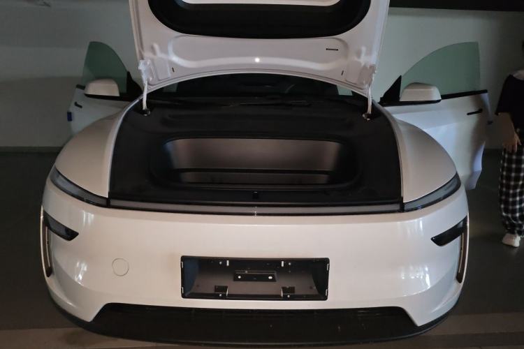 Used Tesla Model Y 2026 Rear-Drive Model Engine Bay