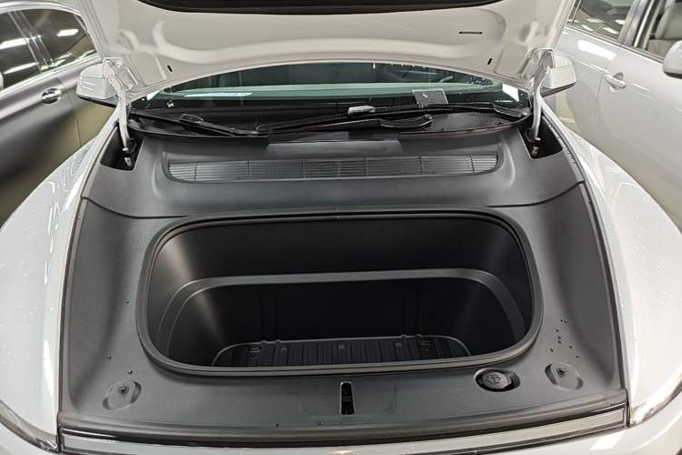 Used Tesla Model Y 2026 Rear-Drive Model Engine Bay