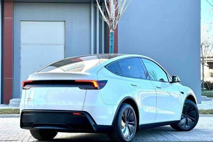 Used Tesla Model Y 2026 Rear-Drive Model Exterior 3